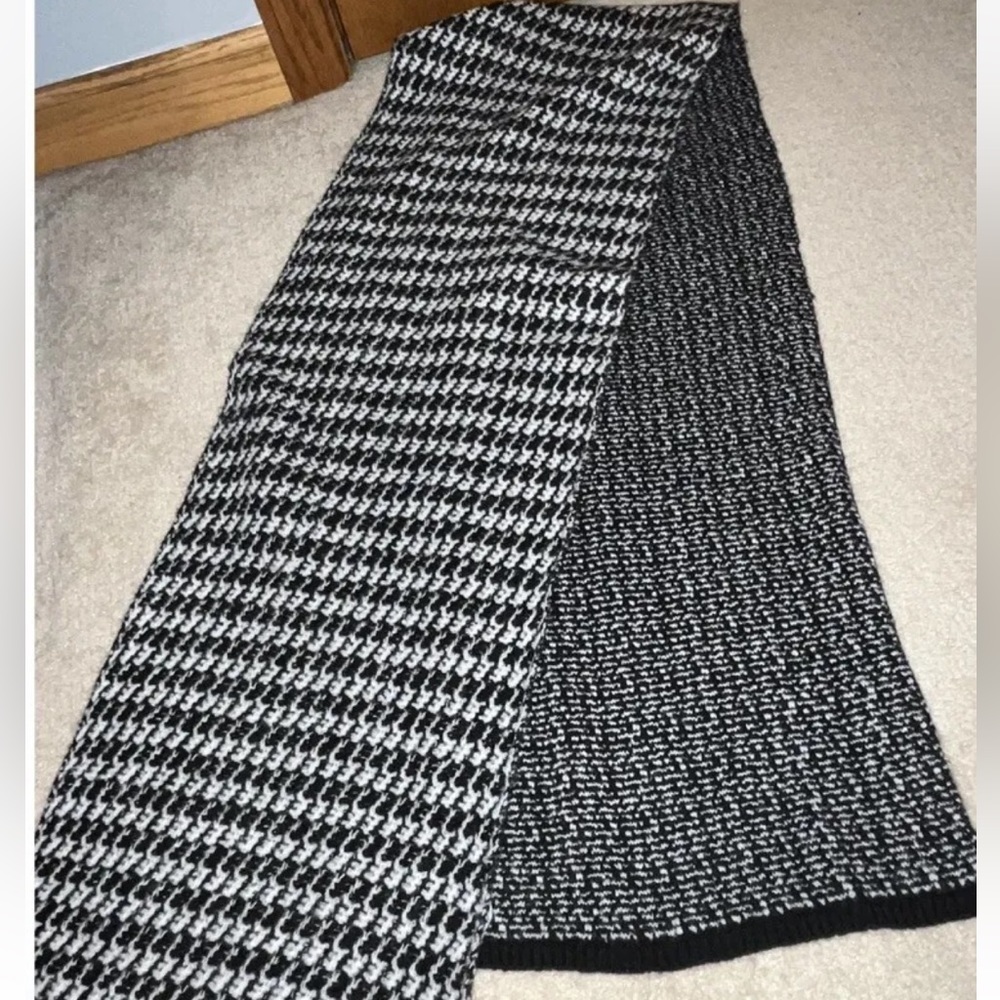 Ann Taylor Houndstooth Scarf- NWT